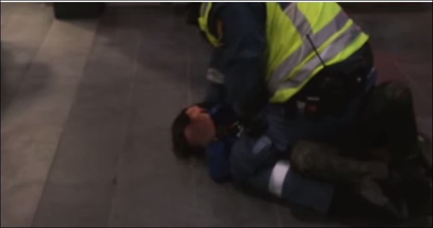 Βίντεο – σοκ: Αστυνομικός χτυπάει 9χρονο αγόρι στη Σουηδία