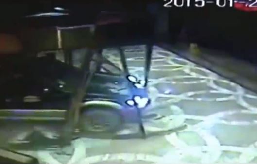 Μεθυσμένος οδηγός εισβάλλει σε ξενοδοχείο – ΒΙΝΤΕΟ