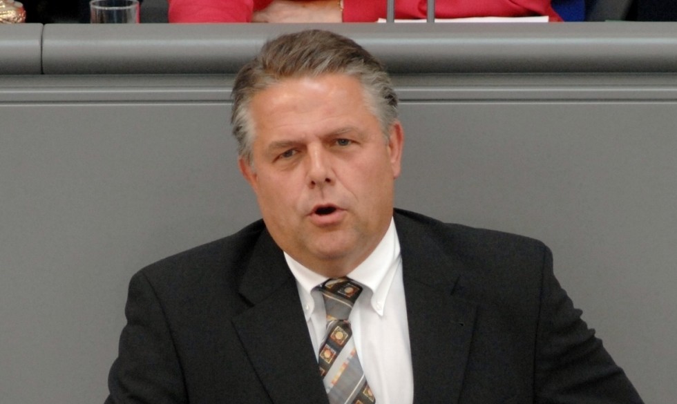 Ο Γερμανός βουλευτής που ρώτησε στη βουλή: Θα αγοράζατε ιχ από τον Τσίπρα ή τον Βαρουφάκη;