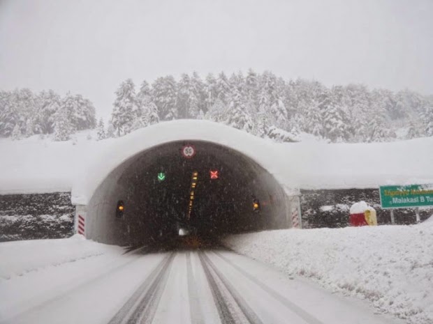 Διπλώνουν νταλίκες στην Εγνατία από τον χιονιά
