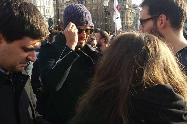 Ο Ράσελ Μπραντ διαδηλώνει υπέρ της Ελλάδας στο Λονδίνο – ΦΩΤΟ