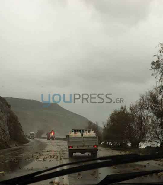 Κρήτη – Κατολισθήσεις και… κύματα στην εθνική οδό