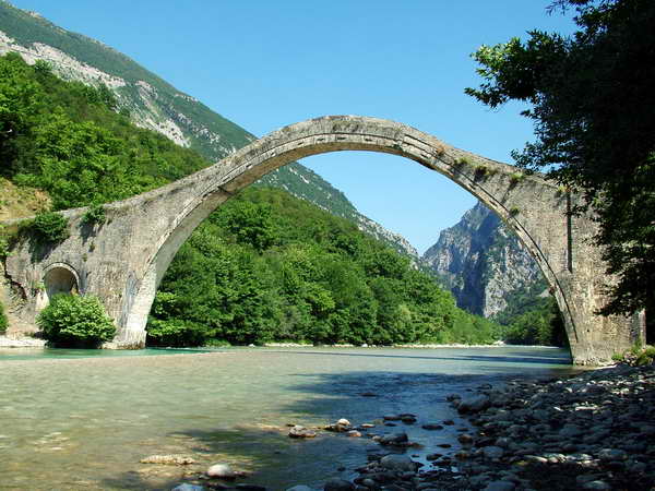 Γεφύρι της Πλάκας. Ένα ιστορικό και γεωγραφικό σύμβολο – ΒΙΝΤΕΟ