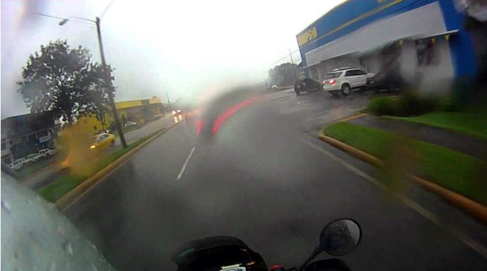 Οδηγώντας μοτοσικλέτα στον… κατακλυσμό