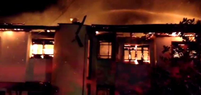 Κάηκε διώροφο σπίτι στην Πελασγία – ΒΙΝΤΕΟ