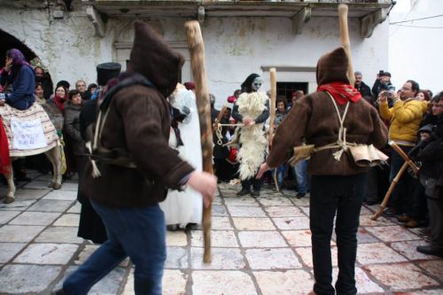 Καρναβάλι στη Νάξο, κουδουνάτοι στην Απείρανθο – ΒΙΝΤΕΟ, ΦΩΤΟ