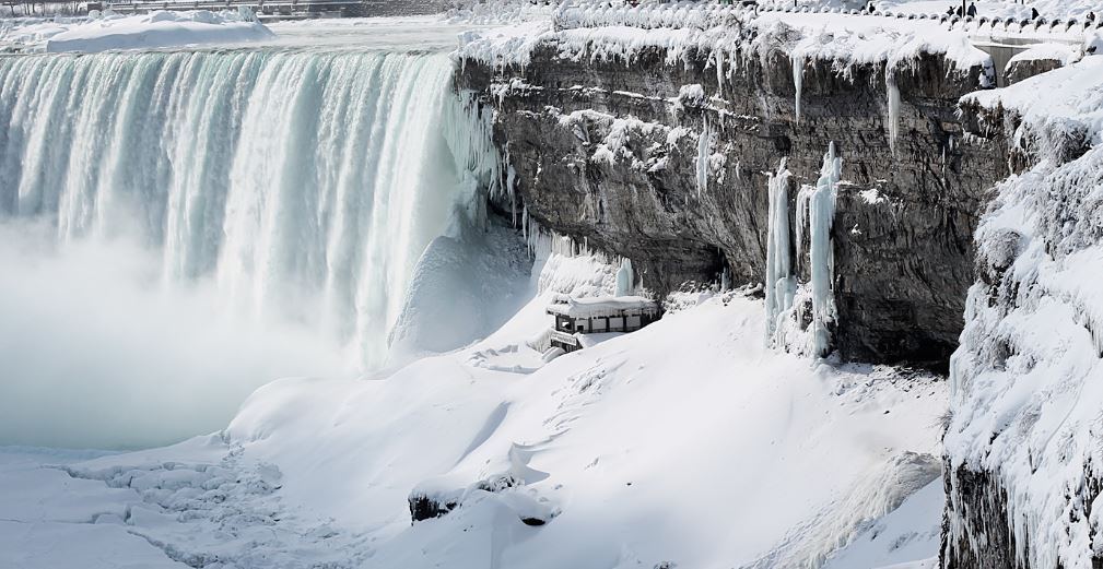Πάγωσαν οι καταρράκτες του Νιαγάρα – ΦΩΤΟ