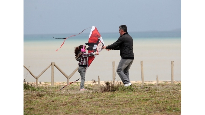 Στον...αέρα οι χαρταετοί σε πείσμα του καιρού!