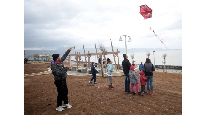 Στον...αέρα οι χαρταετοί σε πείσμα του καιρού!