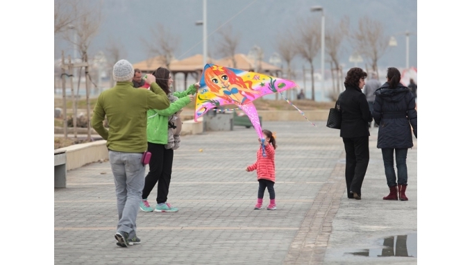 Στον...αέρα οι χαρταετοί σε πείσμα του καιρού!