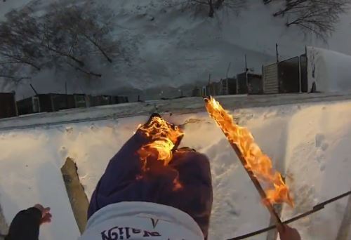 Κασκαντέρ παίζει με το θάνατο για… πλάκα – ΒΙΝΤΕΟ