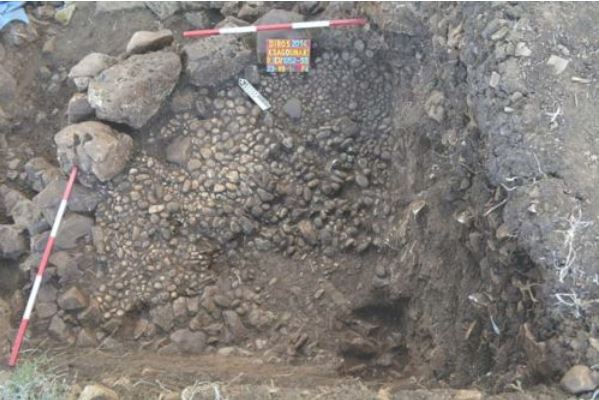 Βρέθηκαν σκελετοί αγκαλιασμένων ενηλίκων σε ανασκαφή στο Διρό – ΦΩΤΟ