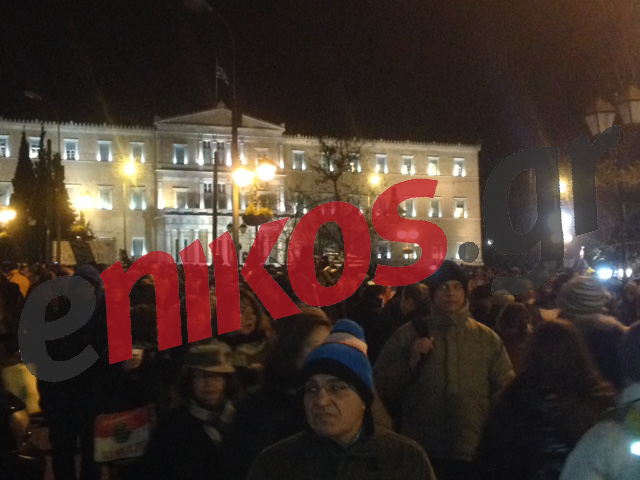 Νέες ΦΩΤΟ από τη συγκέντρωση στο Σύνταγμα – ΤΩΡΑ