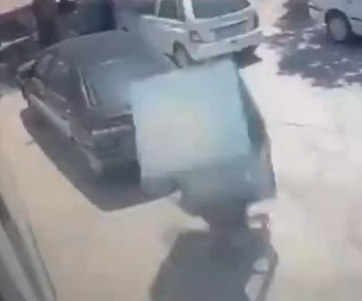 Τον καταπλάκωσε μονάδα κλιματιστικού – ΒΙΝΤΕΟ