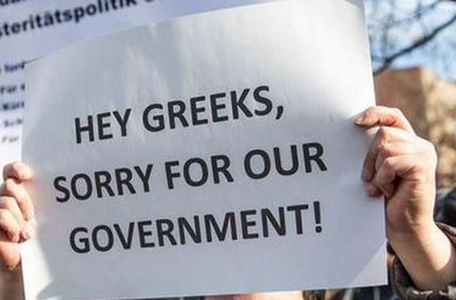 Ο Γερμανός διαδηλωτής που ζητάει “συγγνώμη” από τους Έλληνες για την Μέρκελ – ΦΩΤΟ
