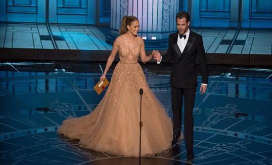 Η Λόπεζ σκόνταψε στη σκηνή των Όσκαρ – ΒΙΝΤΕΟ