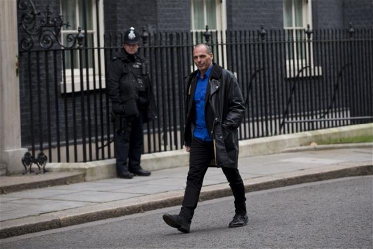 Σύζυγος Βαρουφάκη: Δανεικό το… γκανγκστερικό μπουφάν