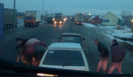 Οδηγοί – μονομάχοι σε δρόμο της Ρωσίας – ΒΙΝΤΕΟ