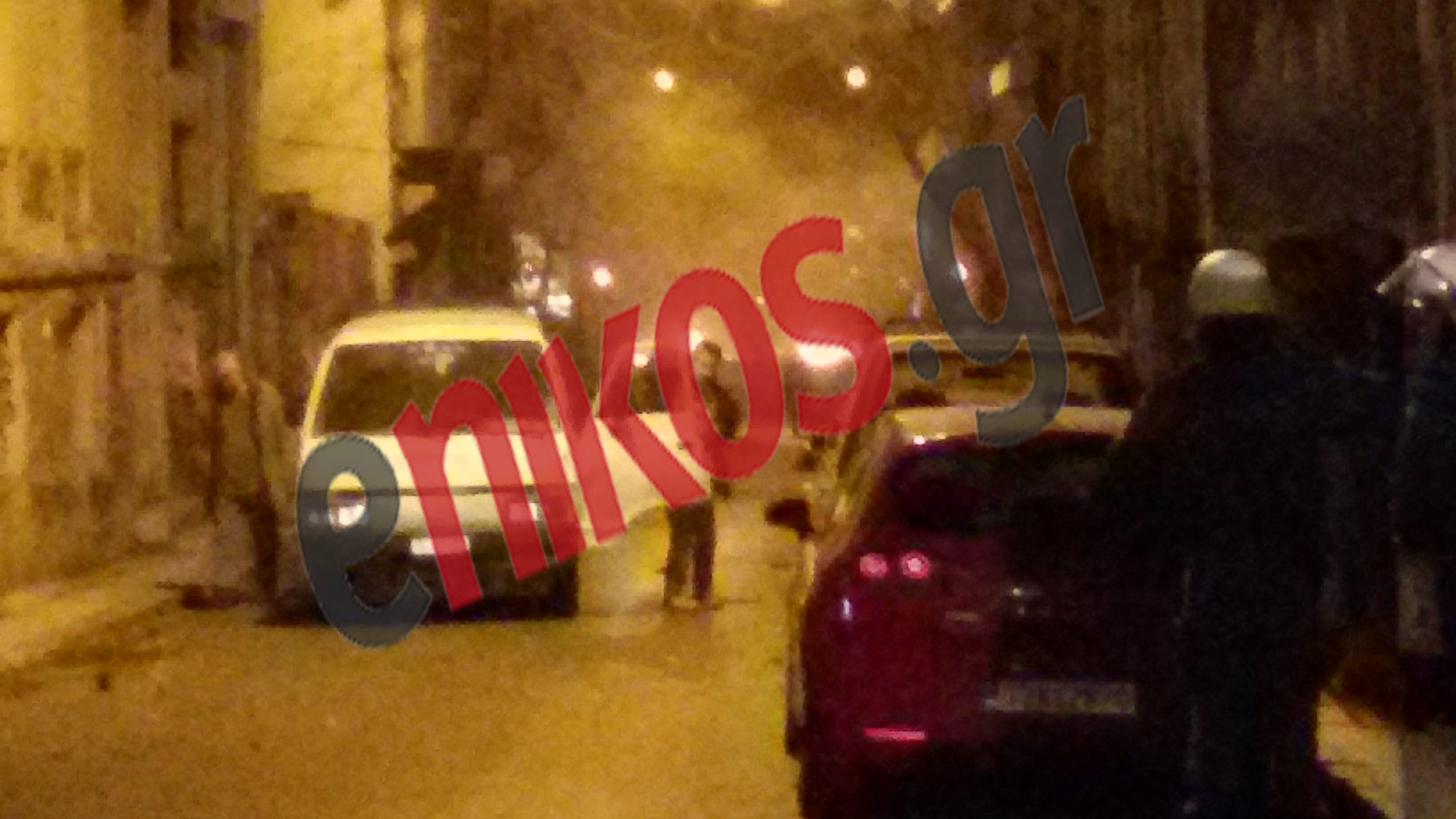 Ισχυρή αστυνομική παρουσία στα Εξάρχεια. Οδοφράγματα με φλεγόμενους κάδους – ΦΩΤΟ