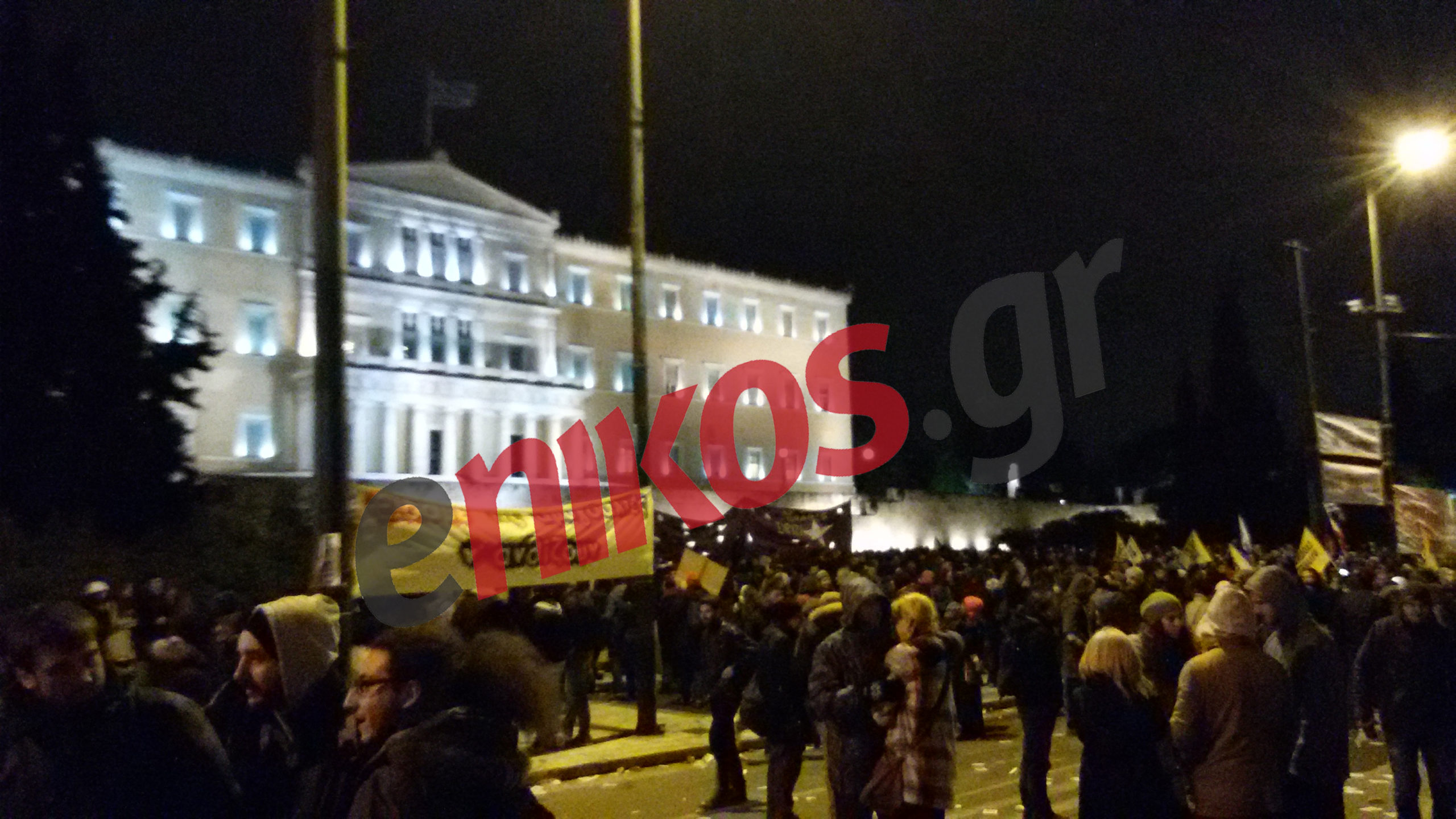 Παραμένει ο κόσμος στο Σύνταγμα παρά το κρύο – ΦΩΤΟ – ΤΩΡΑ
