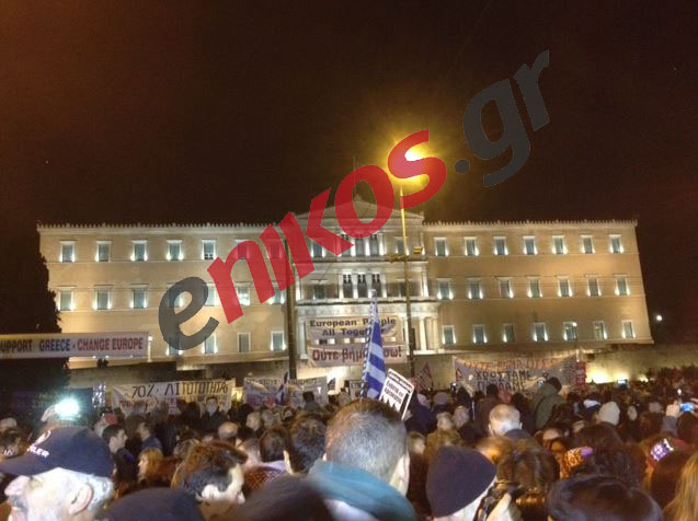 Συνεχίζεται η διαδήλωση στο Σύνταγμα – ΦΩΤΟ