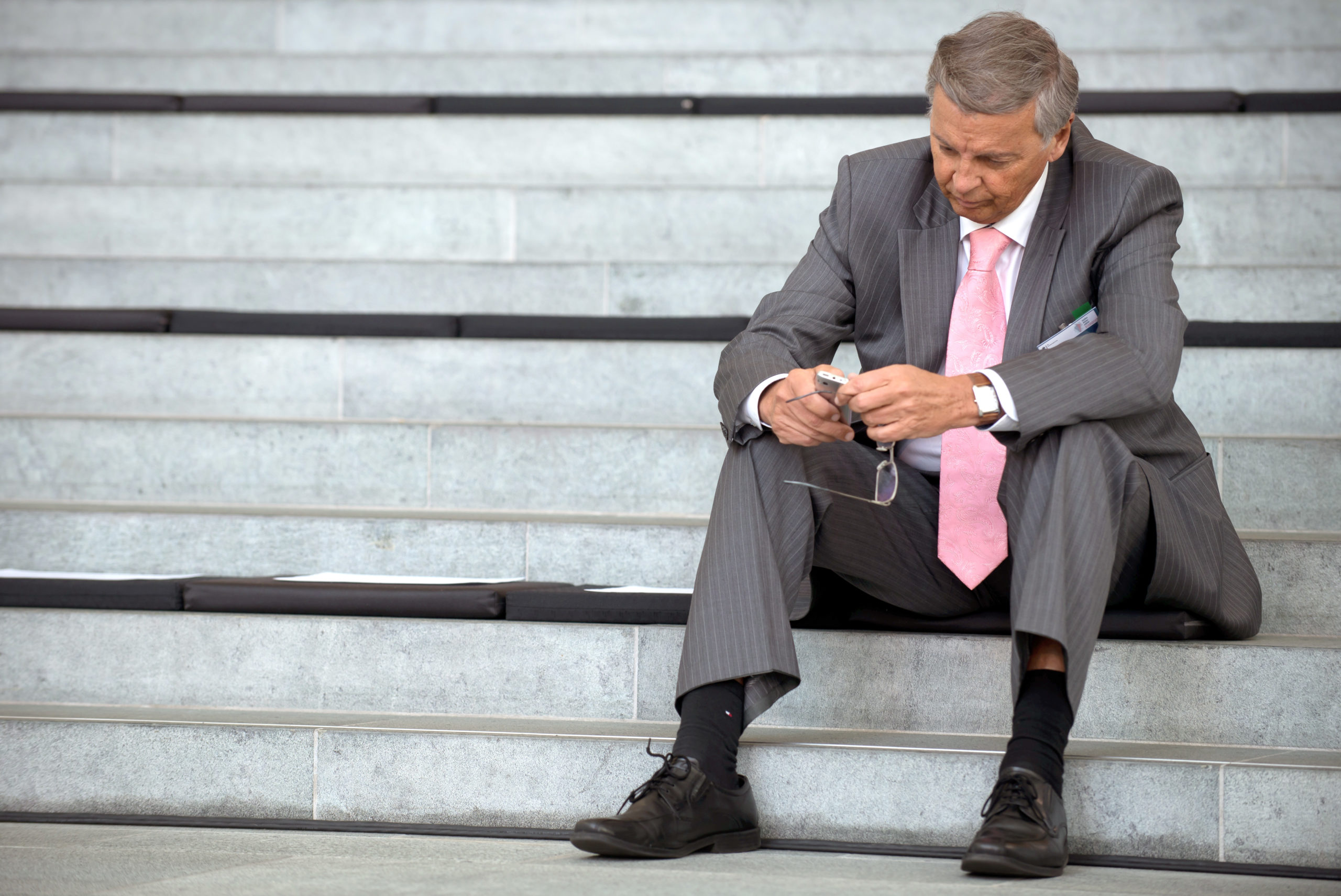 Ο Βόλφγκανγκ που δεν… ακούει την Μέρκελ – ΦΩΤΟ