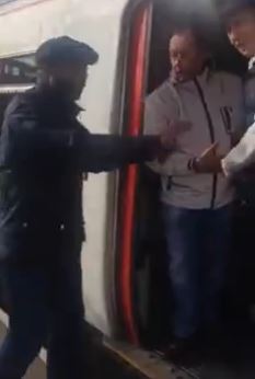 Οι οπαδοί της Γουέστ Χαμ στέλνουν “μήνυμα” στους αντιπάλους της Τσέλσι – ΒΙΝΤΕΟ