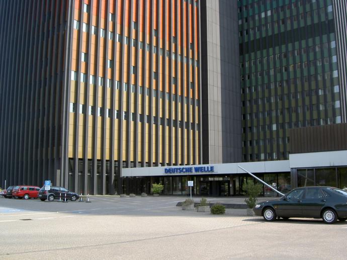 Deutsche Welle: Η Ελλάδα βάζει τα γυαλιά στη Γερμανία