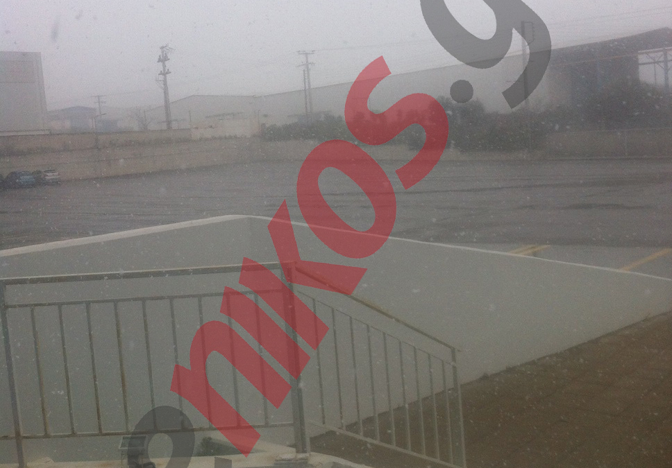 Χιονοθύελλα στη Μάνδρα – ΤΩΡΑ – ΦΩΤΟ