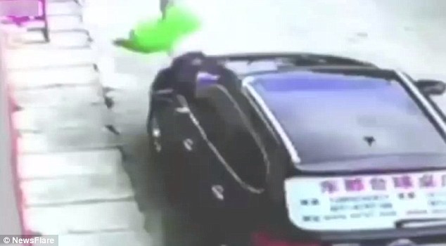 Τρίχρονος πέφτει από τον τρίτο και δεν παθαίνει τίποτα – ΒΙΝΤΕΟ