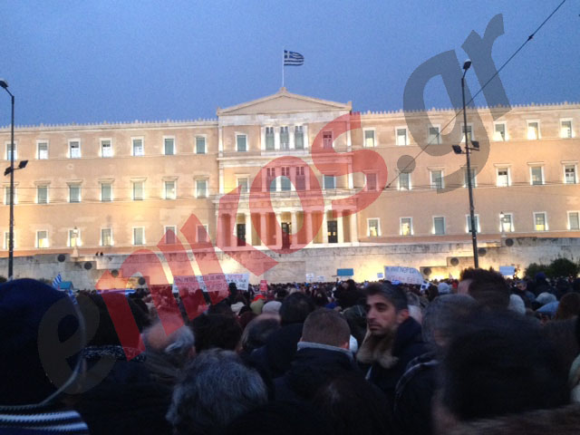 Μπροστά από τη Βουλή οι διαδηλωτές – ΦΩΤΟ – ΤΩΡΑ