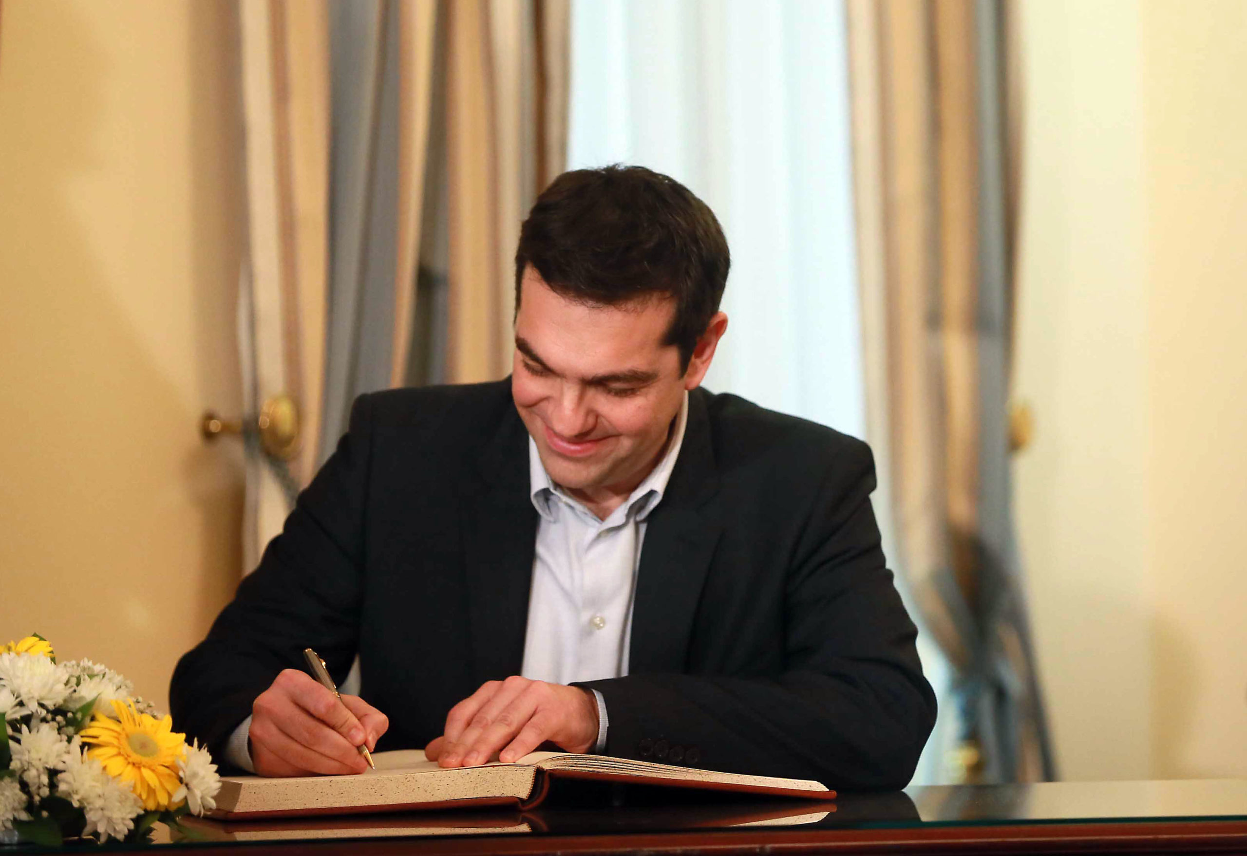 Τι έγραψε ο Τσίπρας στο βιβλίο επισκεπτών – ΦΩΤΟ