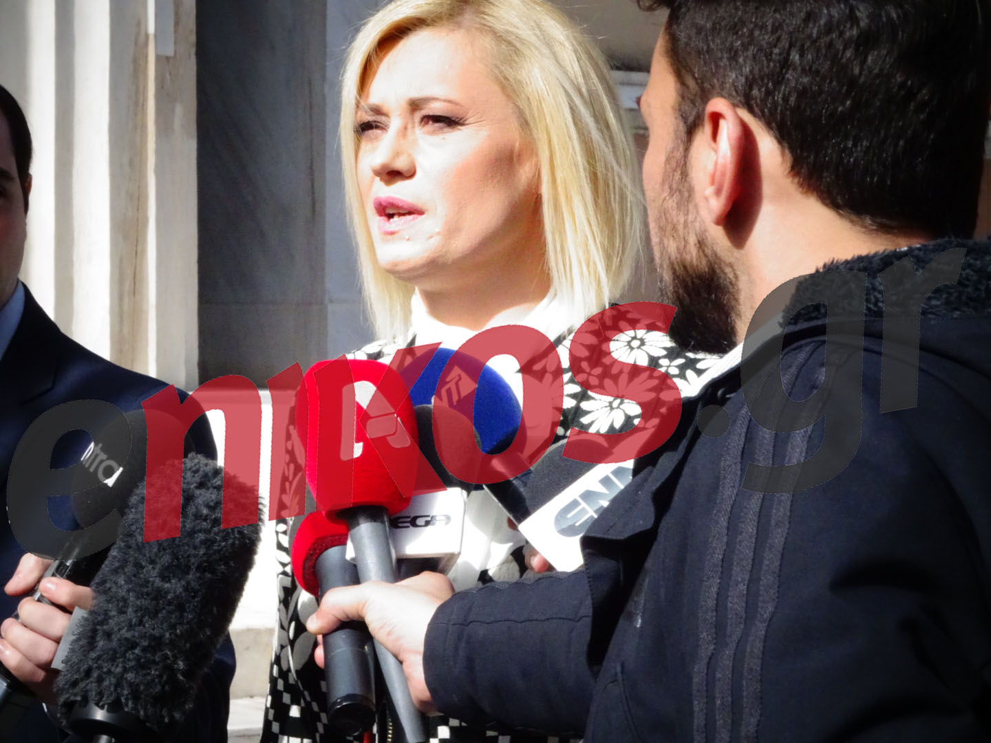 Η Ραχήλ Μακρή στο προαύλιο της Βουλής – ΦΩΤΟ
