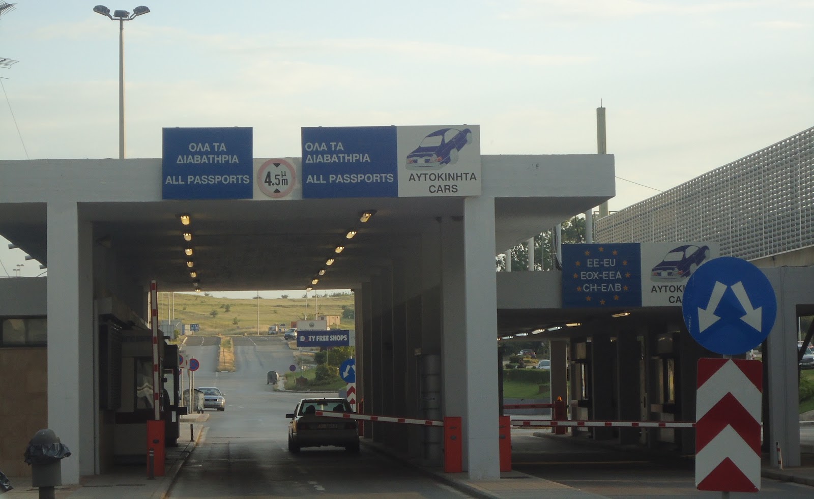 «Ταλαιπωρημένα παιδιά, κουκουλωμένα για να αντιμετωπίσουν το κρύο»