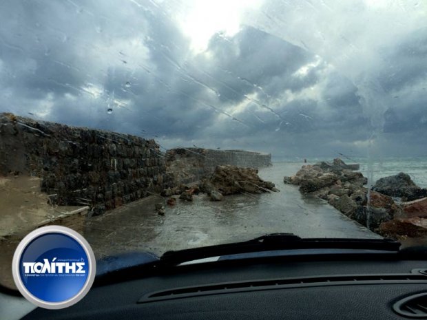 Χίος- Κατέρρευσε τμήμα του λιμενοβραχίονα από τους θυελλώδεις ανέμους – ΦΩΤΟ