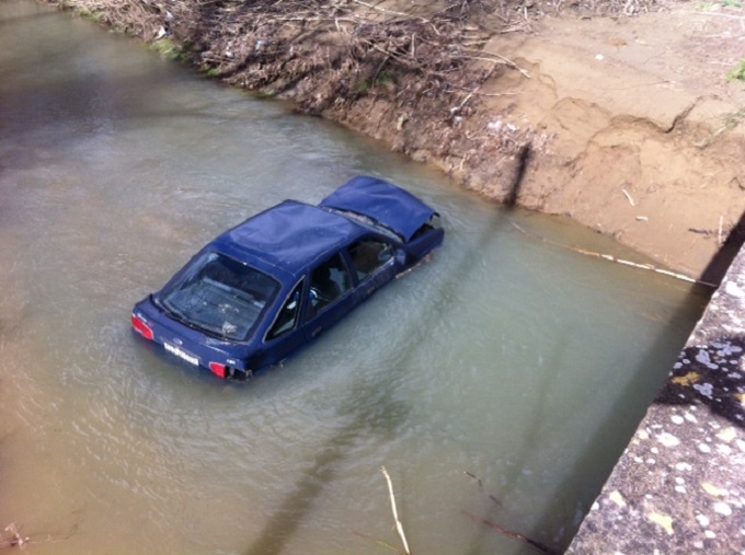 ΙΧ έπεσε σε αρδευτικό κανάλι – ΦΩΤΟ