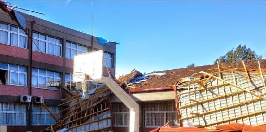 Ο αέρας “ξήλωσε” την οροφή σχολείου – ΒΙΝΤΕΟ – ΦΩΤΟ