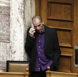 Σε ποιον τηλεφωνούσε ο Βαρουφάκης μέσα στη Βουλή