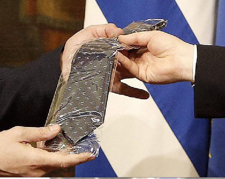 Αυτή είναι η γραβάτα που δώρισε ο Ρέντσι στον Τσίπρα – ΦΩΤΟ