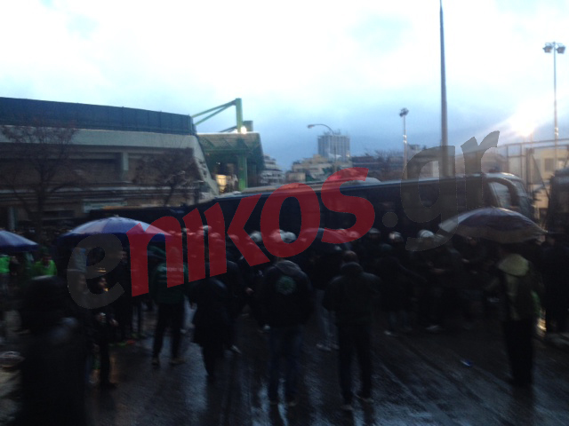 Είσοδος οπαδών στον αγωνιστικό χώρο. Κυνήγησαν τους παίκτες του Ολυμπιακού – ΤΩΡΑ