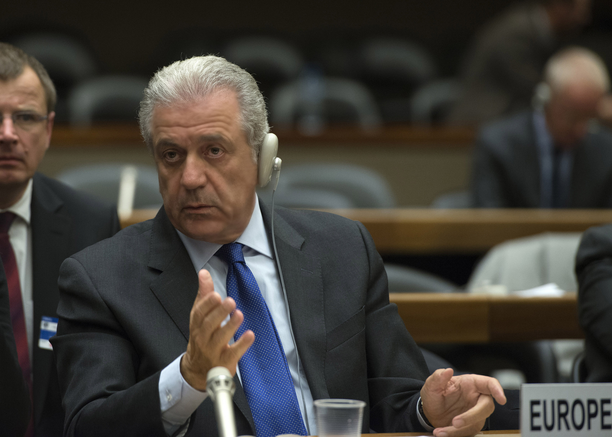 Τι προτείνει ο Αβραμόπουλος για τα διαβατήρια