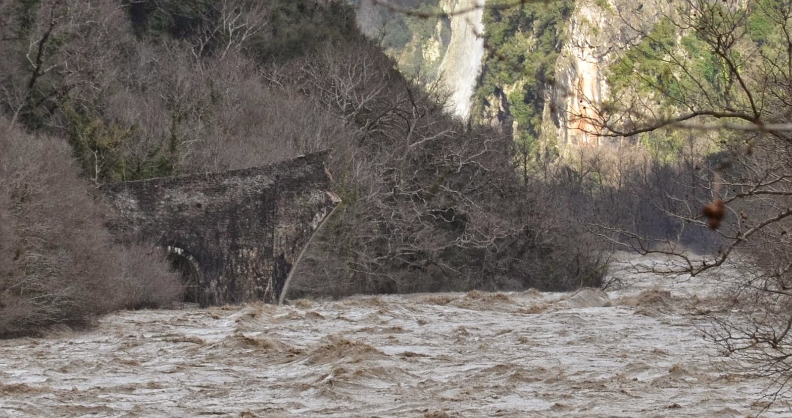 Αυτό έμεινε από το ιστορικό γεφύρι της Πλάκας – ΒΙΝΤΕΟ