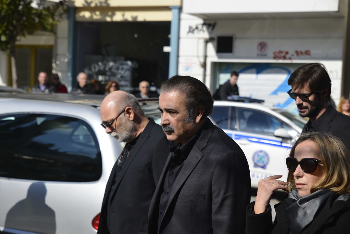 To τελευταίο αντίο του Λαζόπουλου στην μητέρα του – ΦΩΤΟ