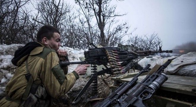 Ο Λευκός Οίκος επανεξετάζει το ενδεχόμενο να προσφέρει όπλα στο Κίεβο