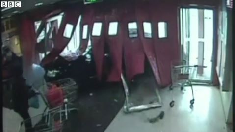 Οδηγός εισβάλει με το αυτοκίνητο σε σούπερ μάρκετ – ΒΙΝΤΕΟ