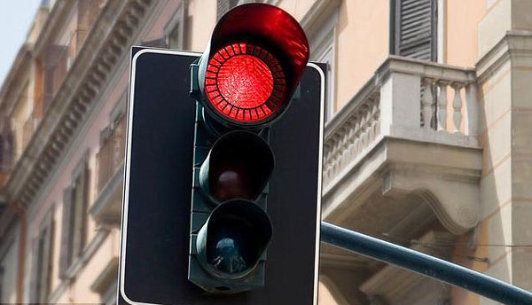 Τα κόκκινα φανάρια αυξάνουν… τη ρύπανση