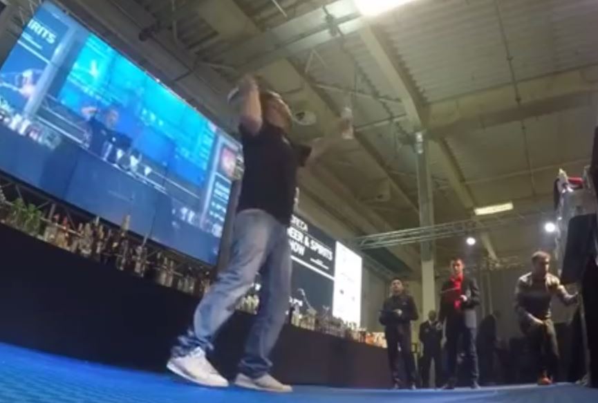 Ο κορυφαίος Έλληνας μπάρμαν…ζογκλέρ – ΒΙΝΤΕΟ