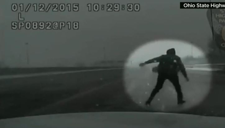 Τον τράκαραν και πετάχτηκε από το όχημα – ΒΙΝΤΕΟ