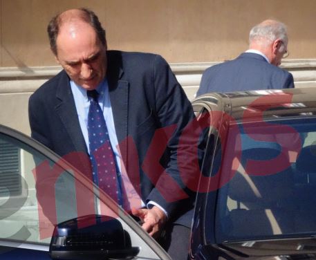 Η αναχώρηση του υπουργού Οικονομίας από τη Βουλή – ΦΩΤΟ