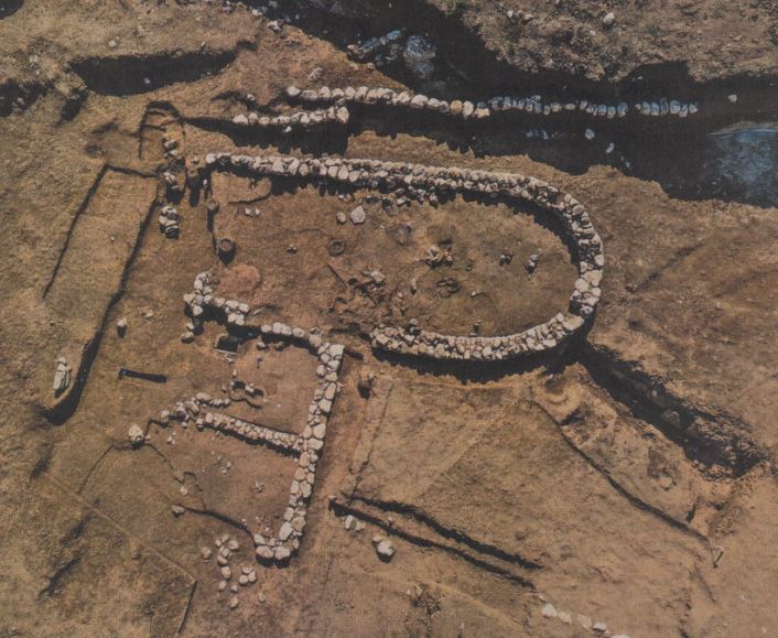 Με νταλίκα μεταφέρθηκε αρχαία κατοικία 3.500 ετών